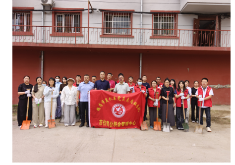 清除杂草靓环境志愿服务暖民心——市住房公积金管理中心开展“携手共建和美家园”裸露地、杂草地专项整治志愿服务活动